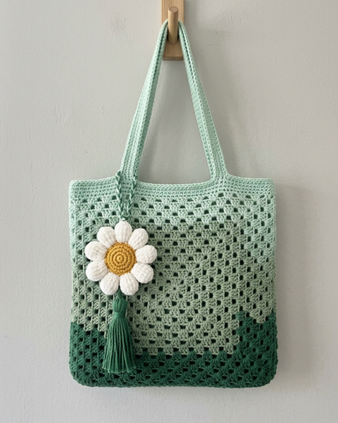 Granny-Tote mit Gänseblümchen in Grün-Ombre häkeln