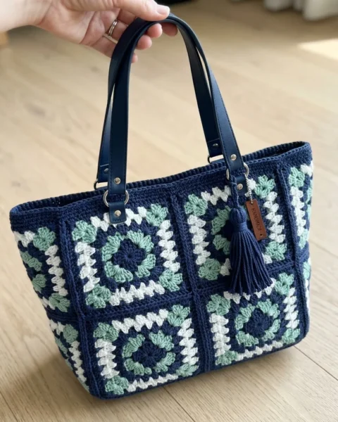 Granny-Square-Tote in Ozeanblau häkeln