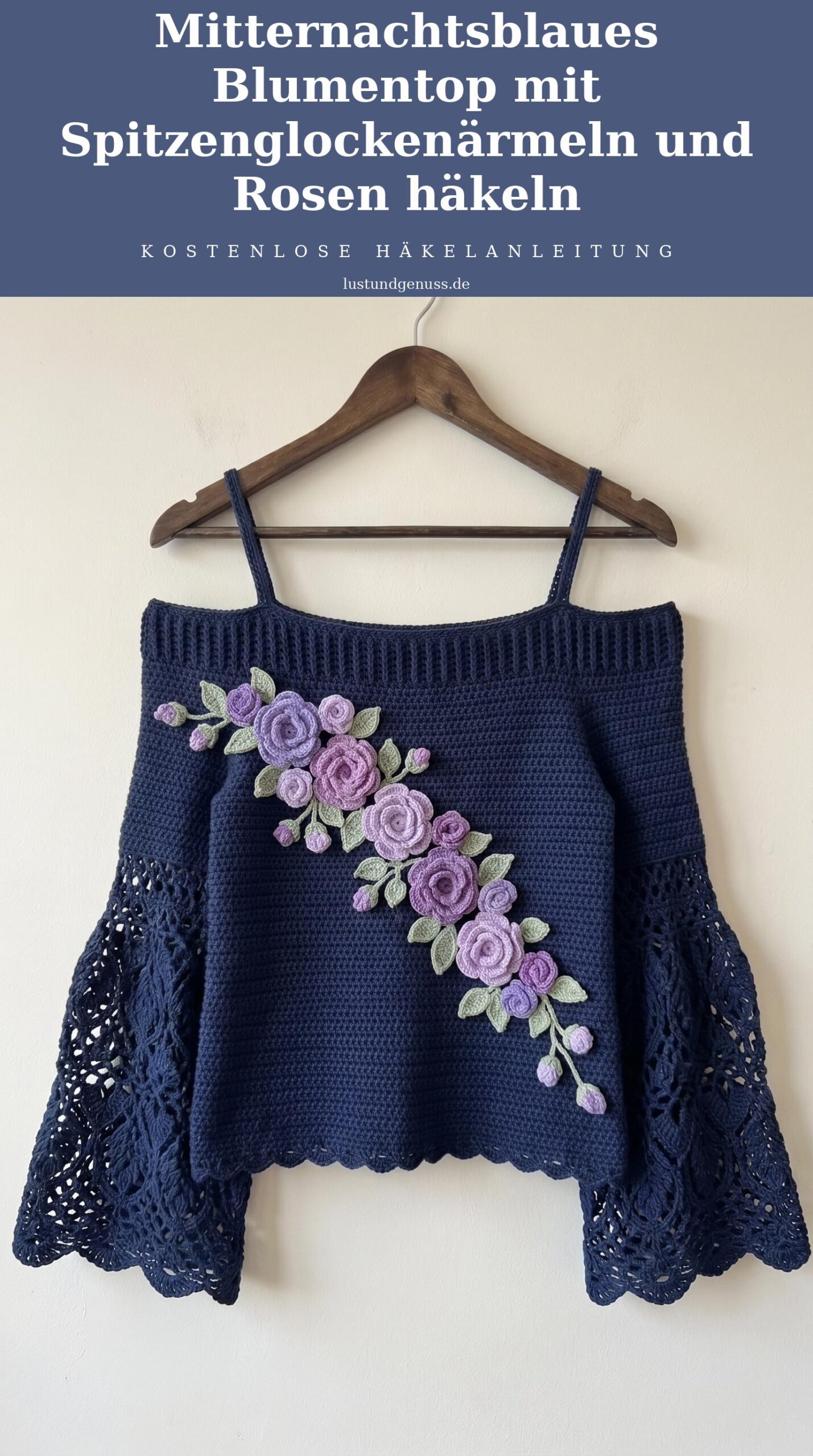Mitternachtsblaues Blumentop mit Spitzenglockenärmeln und Rosen häkeln