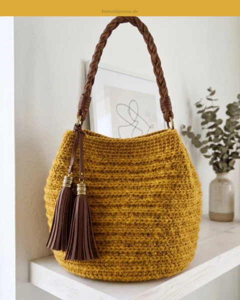Boho-Tote in Senfgelb mit Lederquasten häkeln