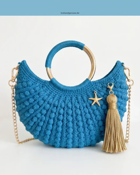 Mond-Clutch in Ozeanblau mit Goldquaste häkeln
