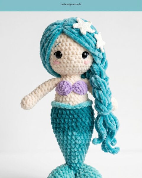 Ozeanblaue Meerjungfrau häkeln – Amigurumi-Puppe mit Chenilleschwanz