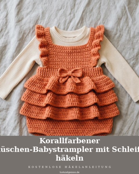 Korallfarbener Rüschen-Babystrampler mit Schleife häkeln