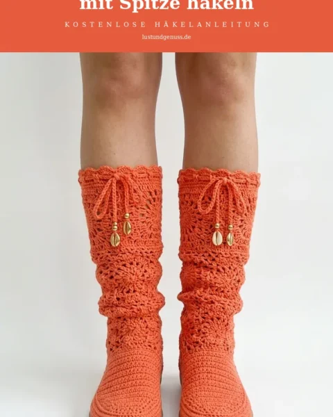 Korallfarbene Sommerstiefel mit Spitze häkeln