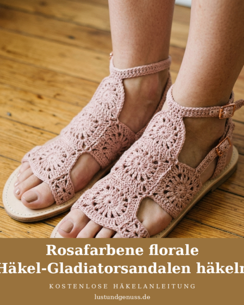 Rosafarbene florale Häkel-Gladiatorsandalen häkeln