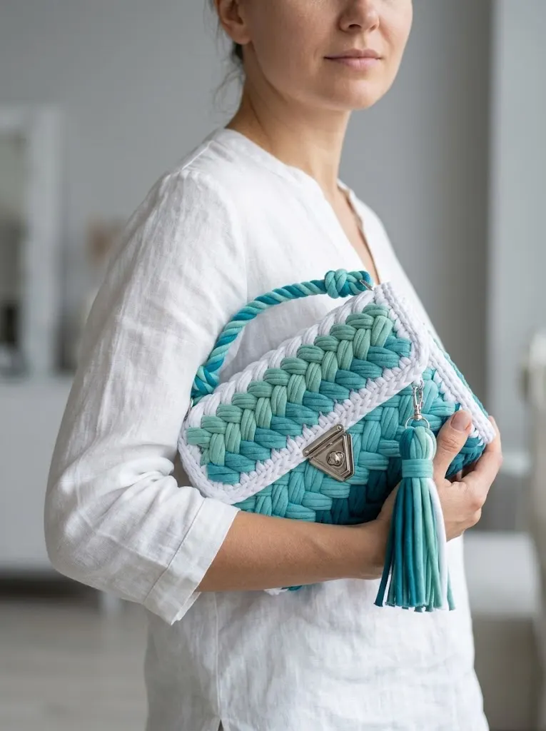 Ombre-Handtasche im Ocean-Breeze-Look mit geflochtener Struktur häkeln